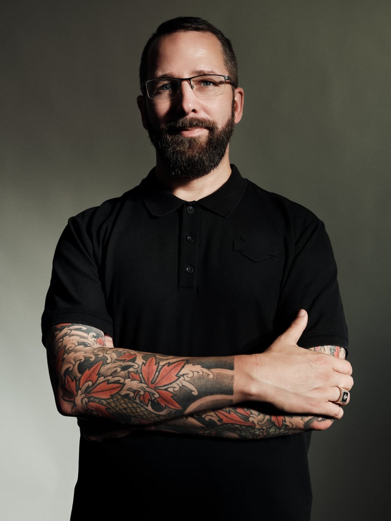 Daniel Langemann, Gründer von xebro, mit verschränkten Armen