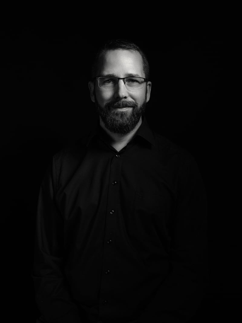Schwarzweiß-Porträt von Daniel Langemann, Gründer von xebro